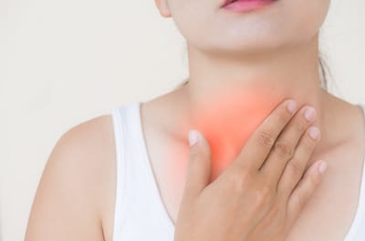 Frau mit Sodbrennen im Hals