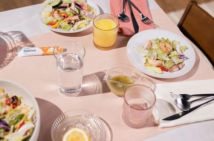 Tisch mit Essen und Feel Great Programm