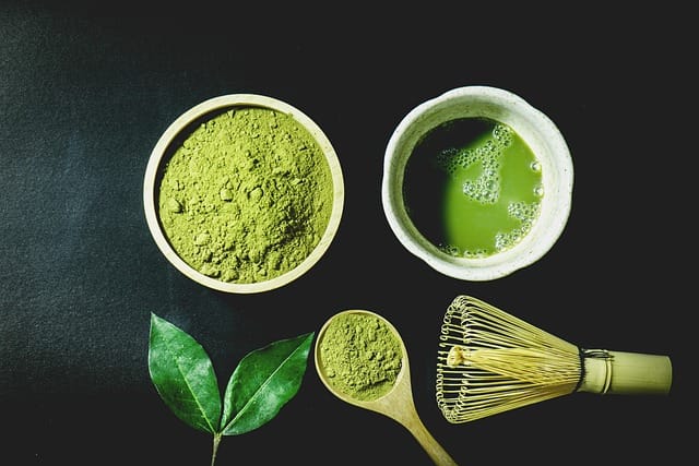 Matcha Pflanze und Pulver