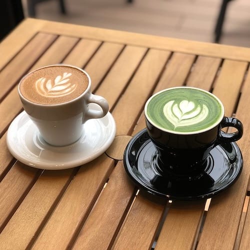 Eine Tasse Matcha oder Kaffe auf einem Holz Tisch